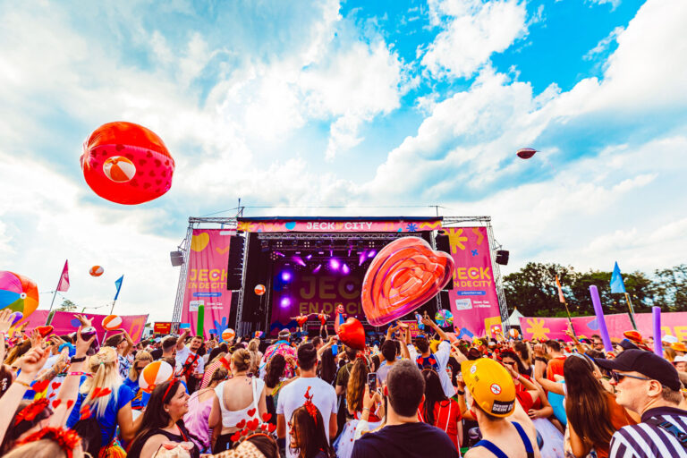 Rote Luftballons über der Festivalmenge beim Jeck en de City