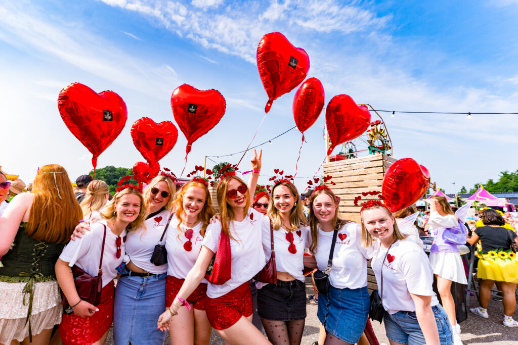 JGA-Gruppe mit roten Herzluftballons beim Jeck en de City Festival – Junggesellinnenabschied Paket Hückelhoven